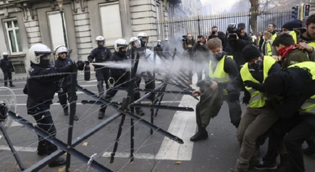 Parigi, gilet gialli: il bilancio sale a 133 feriti e 378 fermi