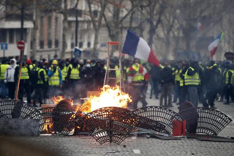 Parigi, manifestazione gilet gialli: fermate 1220 persone