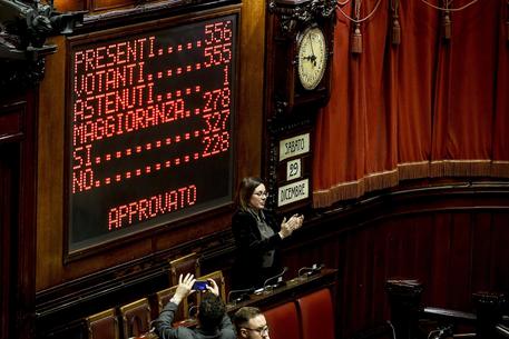 Manovra, dalla Camera via libera alla fiducia con 327 sì
