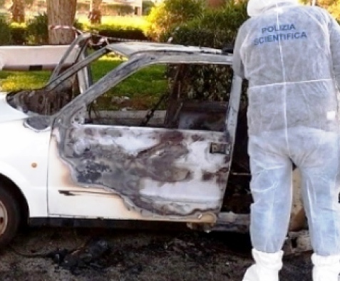 Siracusa, cadavere trovato in auto: una fiaccolata contro l'indifferenza della morte