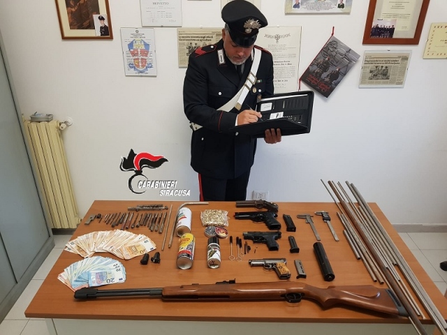 Noto, custodiva in casa 2 pistole e materiale per la modifica delle armi: arrestato