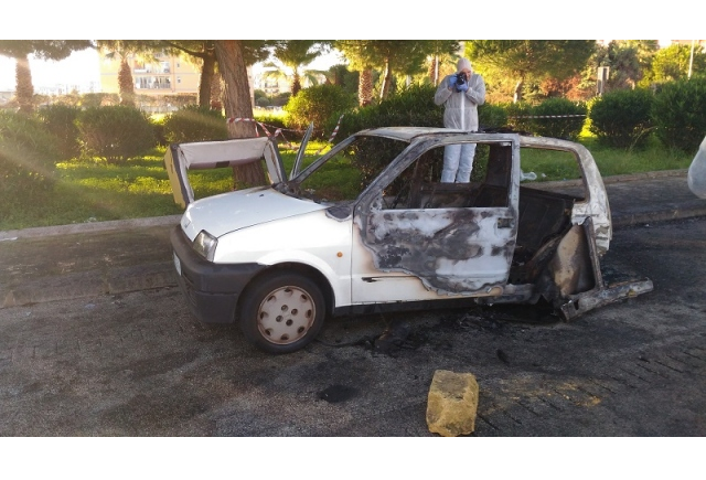 Siracusa, cadavere carbonizzato trovato in un auto a Mazzarrona: dovrebbe trattarsi di un uomo