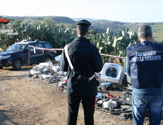 I Carabinieri hanno posto sotto sequestro l'area e denunciato i due proprietari del terreno