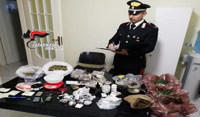 Melilli, scoperto deposito di droga: sequestrati oltre 5 chili di sostanze tra cocaina, marijuana e hashish. Arrestato un uomo