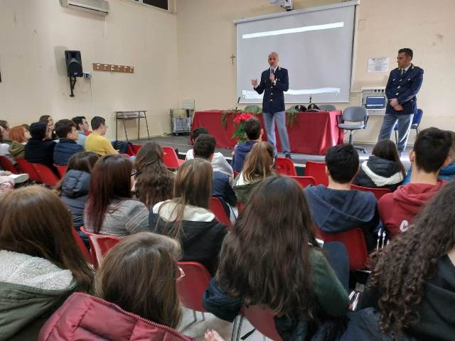 Noto, la Polizia incontra i ragazzi delle classi III del plesso Scolastico M.Raeli