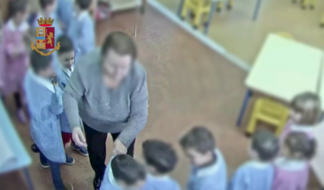 Noto, maestra elementare sospesa dopo denuncia dei genitori: strattonamenti e schiaffi ai bambini. IL VIDEO