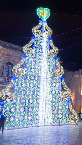 Siracusa, L'albero di Natale illumina Piazza Duomo