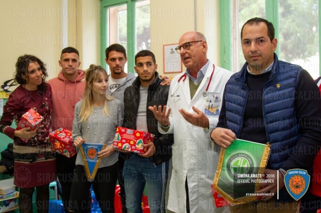 Siracusa, doni degli azzurri ai bambini di Pediatria