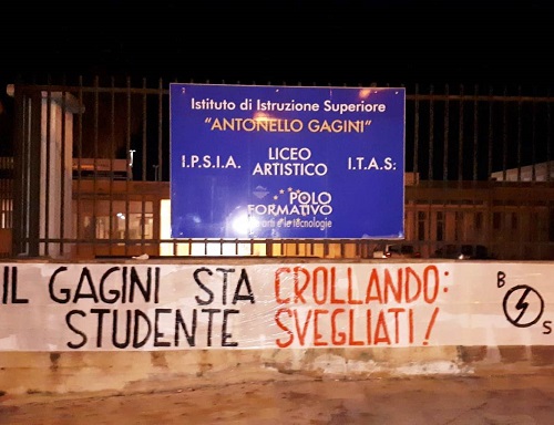 Siracusa, uno striscione fuori da scuola: "Il Liceo Gagini sta crollando: studente svegliati"