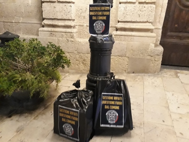 Siracusa, la protesta simbolica di CasaPound: sacchetti di immondizia fuori dal Vermexio