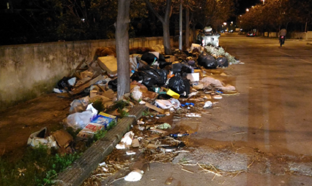 Siracusa, via Salvatore Raiti: discarica a cielo aperto con immondizia che ha invaso anche la sede stradale