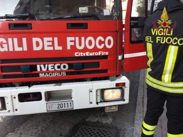 Siracusa, a fuoco struttura abbandonata in Via Adda: indagini