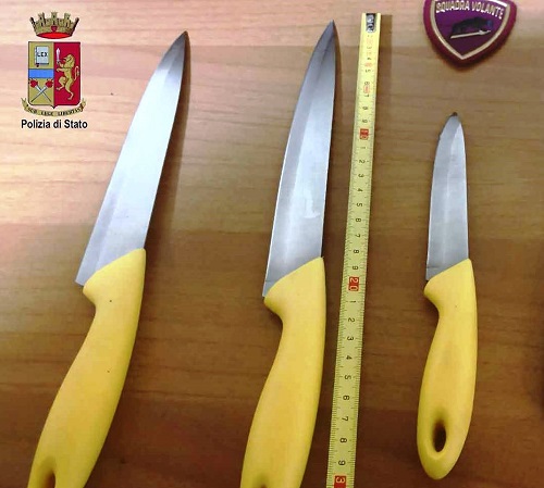 Noto, trovati in possesso di due coltelli: denunciati