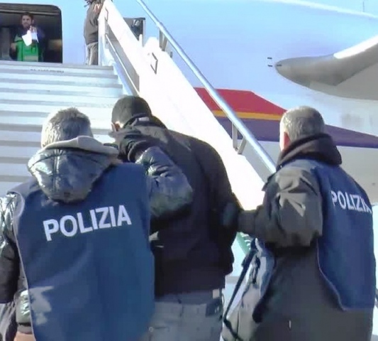 Siracusa, denunciato senegalese per immigrazione clandestina: notificata espulsione