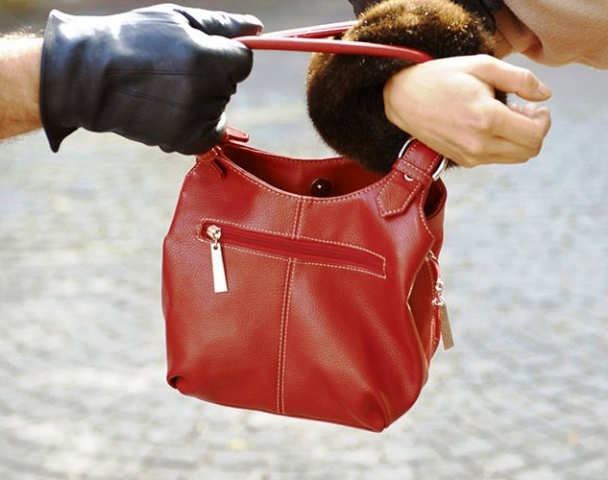 Siracusa, le scippano la borsa e la spingono a terra: indagini