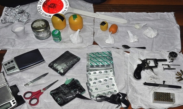 Augusta, in casa 111 grammi di cocaina, armi e munizioni: arrestata una 64enne