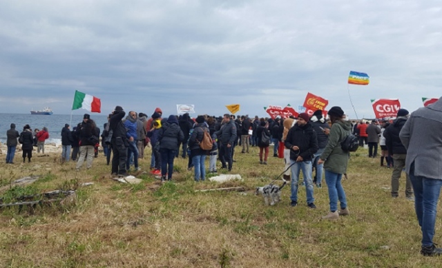 Siracusa, presidio per i migranti della Sea Watch: in centinaia per far sentire il loro sostegno