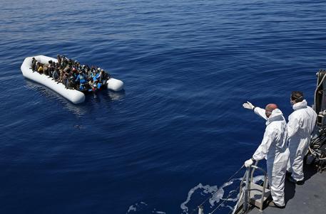 Sbarchi di migranti in gommone tra Tunisia e Sicilia, 14 fermi