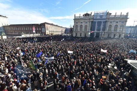 Torino, flash mob per la Tav con oltre 30.000 persone