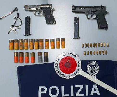 Siracusa, in casa fucile, pistole e munizioni: arrestato 20enne