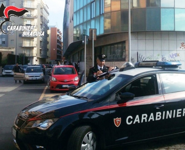 Noto, sorpresi da un carabiniere libero dal servizio a rubare in appartamento: arrestati