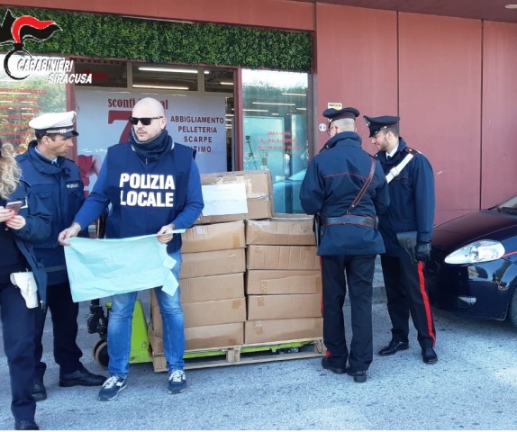 Melilli, controlli in centro commerciale: sequestrate pile e sacchetti per la spesa, sanzioni per oltre 130mila euro