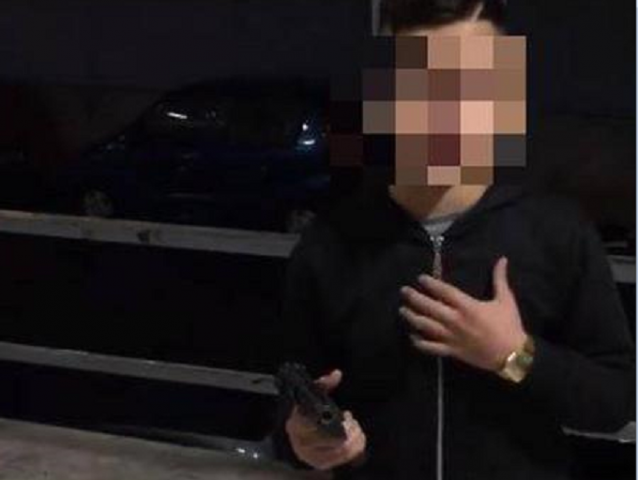 E' siciliano il ragazzino che canta armato su Fb
