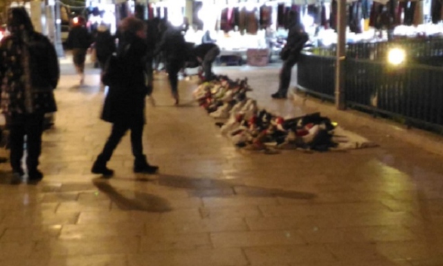 Siracusa, ancora ambulanti abusivi al Tempio di Apollo: l'invasione continua