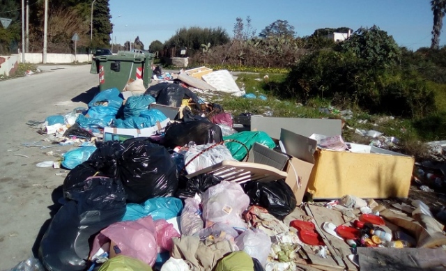 Siracusa, cumuli di immondizia in contrada Tivoli: i residenti preoccupati