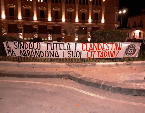 Casapound Siracusa, striscione di protesta contro l'opposizione del sindaco Italia al "decreto sicurezza"