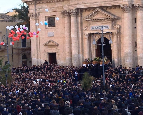 Tutta Rosolini si stringe al dolore delle famiglie delle vittime di sabato notte, grande folla per i funerali