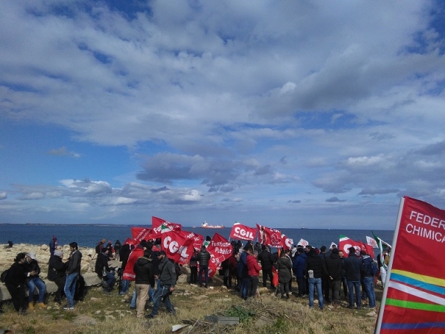 Siracusa, Sea Watch: tra poche ore lo sbarco. Continua il presidio di Cgil e associazioni. VIDEO INTERVISTA