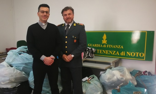 Noto, la Guardia di Finanza dona alla Caritas la merce sequestrata