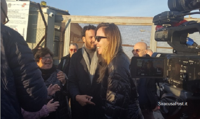 Siracusa, Sea Watch: torna a terra la delegazione di parlamentari con il sindaco Italia: "A bordo situazione insostenibile"