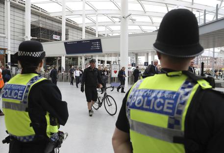 Manchester, 3 accoltellati alla stazione: un uomo arrestato