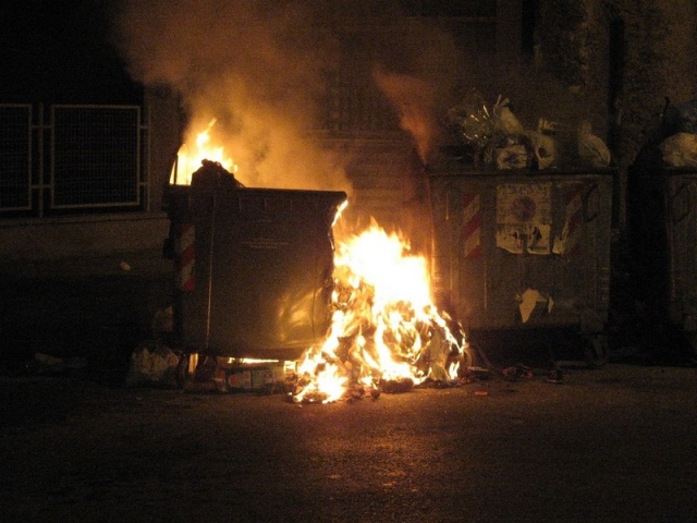 Siracusa, cassonetto dei rifiuti a fuoco in Largo Luciano Russo
