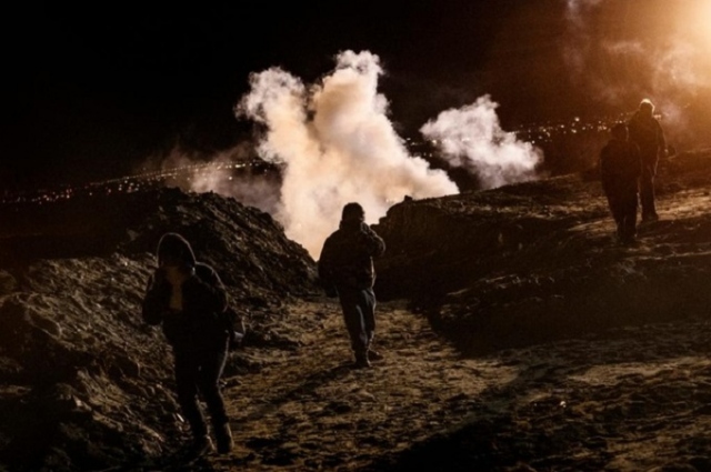 Gas lacrimogeni al confine su carovana di migranti dall'Honduras