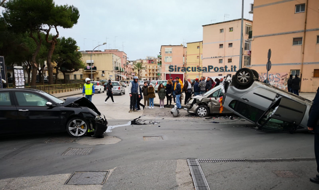 Siracusa, incidente stradale in via Antonello da Messina: 3 auto coinvolte, una si cappotta