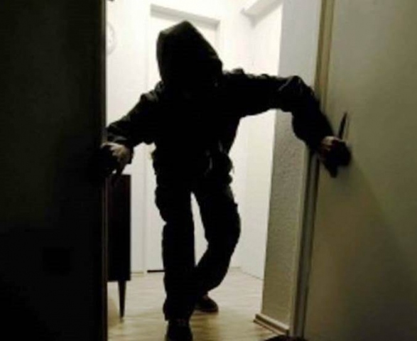 Noto, furto in abitazione: denunciato 22enne