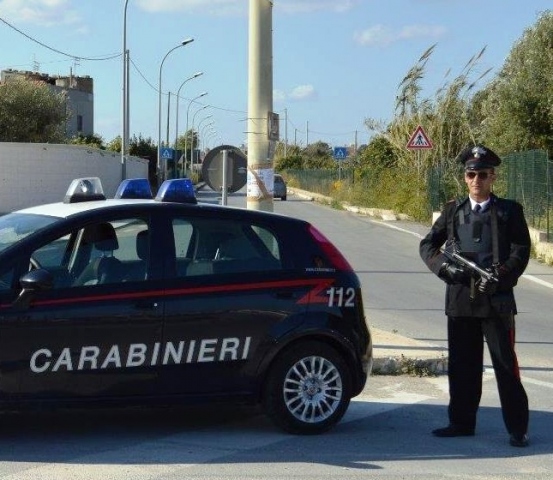 Francofonte, litiga con la madre ed esplode colpi d'arma da fuoco: minacciati di morte anche i Carabinieri