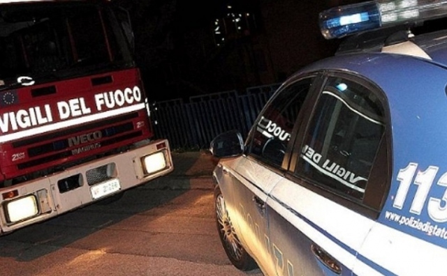 Notte di fuoco a Siracusa, in fiamme un negozio, 4 auto e un camper: indagini in corso della Polizia