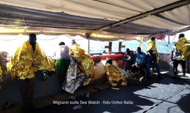 Siracusa, blitz a bordo della Sea Watch di alcuni parlamentari e il sindaco Italia per verificare la situazione a bordo