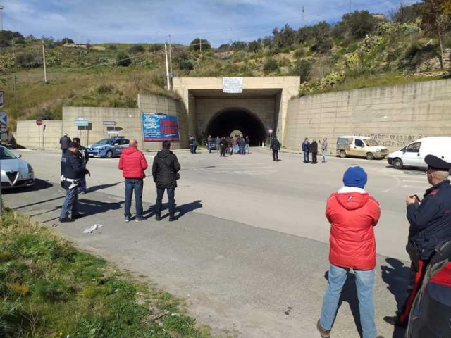 Protesta latte, 20 pastori bloccano galleria stradale nell'Ennese