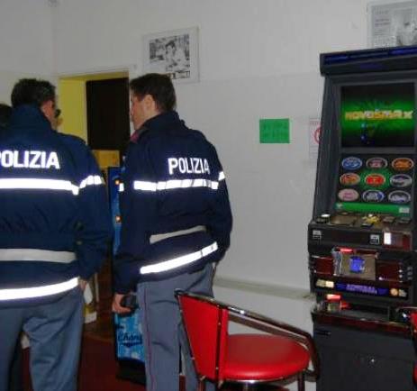 Pachino, forza lo sportellino di una slot machine: arrestato