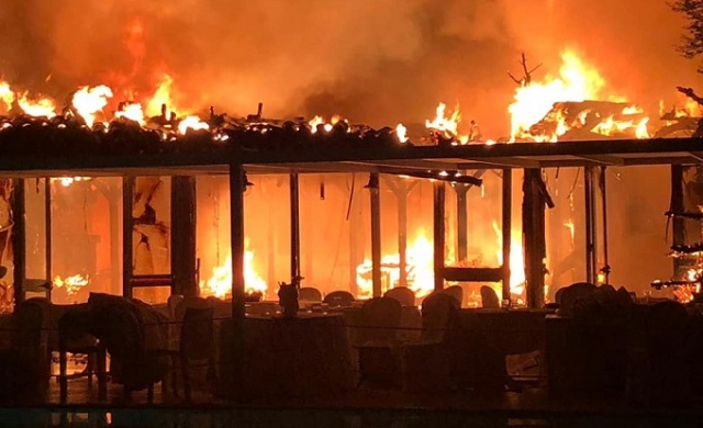 Siracusa, incendio al resort Valle di mare: panico tra i clienti che affollavano il ristorante nella notte di San Valentino