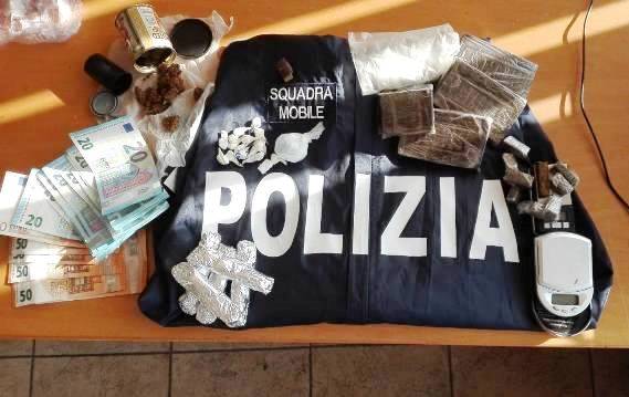 Siracusa, detenzione ai fini di spaccio di cocaina, hashish e marijuana: un arresto e una denuncia