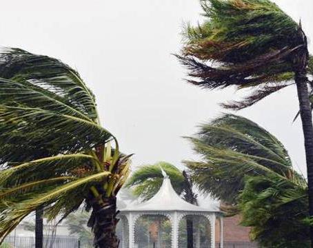 Augusta, non riescono a chiudere le finestre per il vento: anziani chiamano Carabinieri