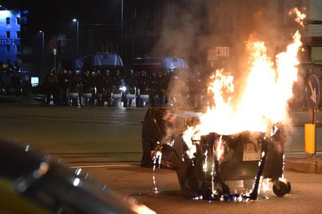 Torino, guerriglia urbana contro lo sgombero di un centro sociale