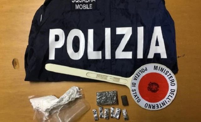 Siracusa, oltre 100 grammi di cocaina in moto e hashish in casa e nel garage: arrestato 43enne