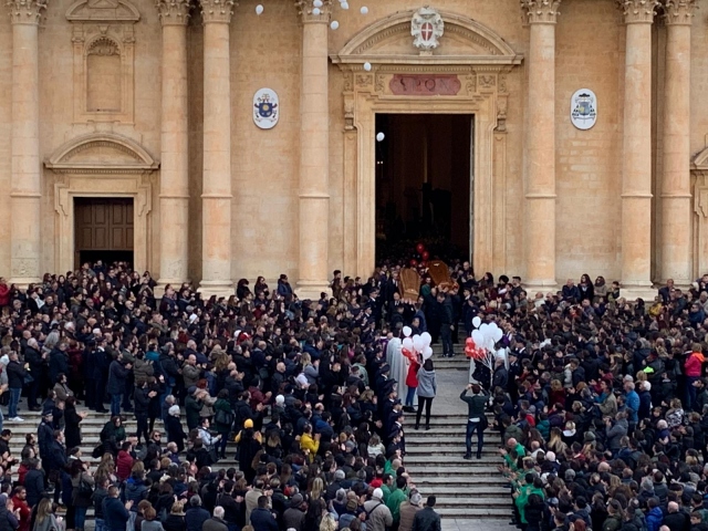 Noto si stringe attorno ai parenti di Manuel e Gabriele, in centinaia ai funerali in Cattedrale